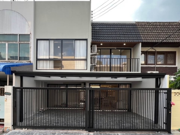 Newly renovated townhouse for rent in Ekkamai Pridi Near BTS Phra Khanong with private onsen