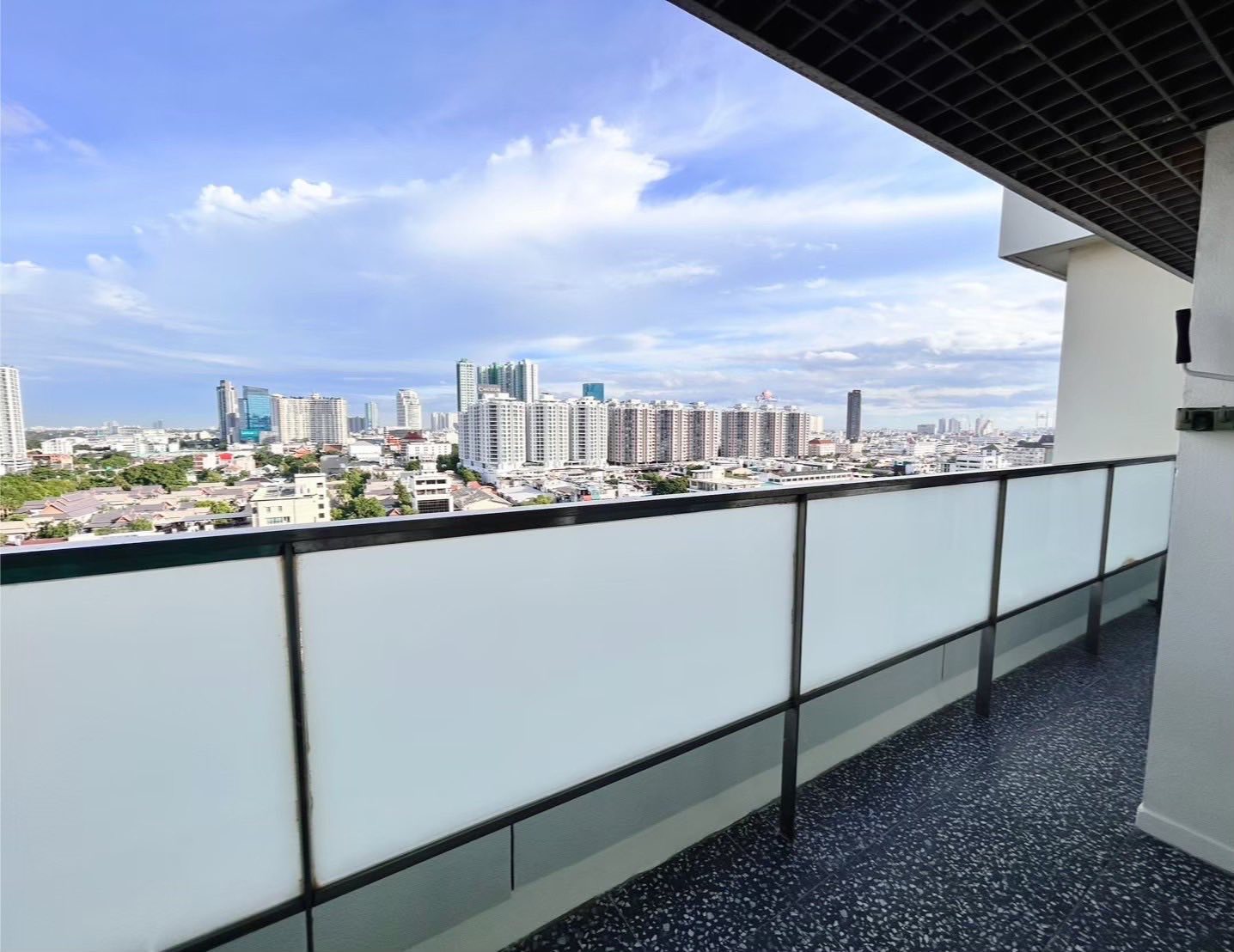 Spacious 2 Bedroom Condo for Rent at Nonzee Condominium