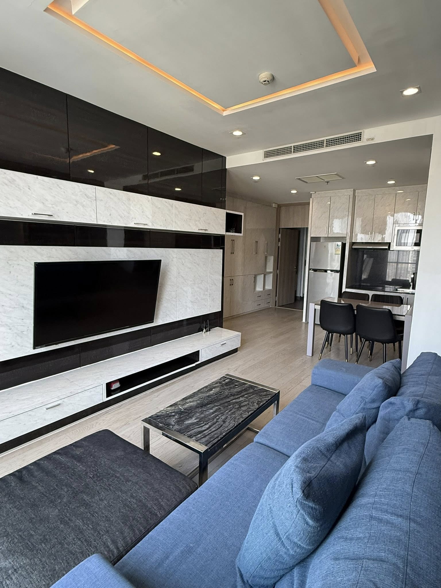Spacious 1 Bedroom Condo Noble Ploenchit For Rent