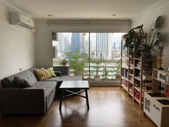 Beautifully Renovated 2 Bedroom Condo For Rent Near Benjakitti Park