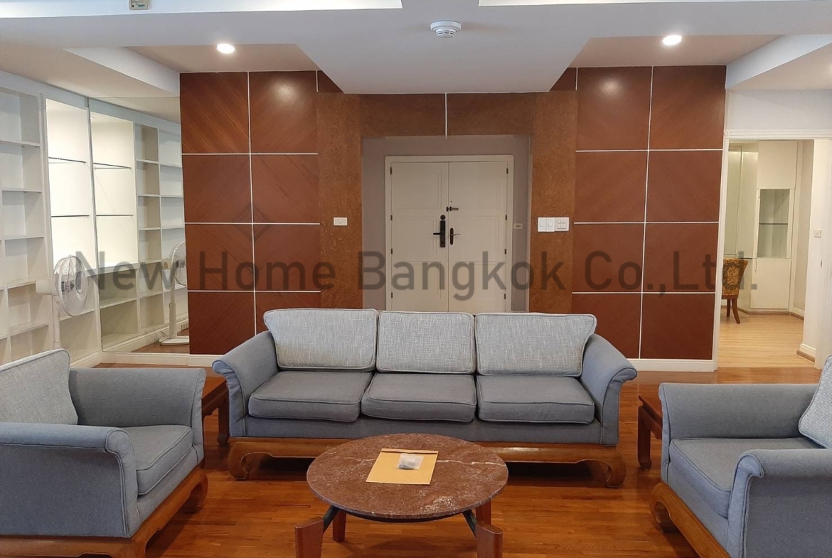 For Rent 3 bedroom spacious apartment Pet Friendly in Sukhumvit Soi 24