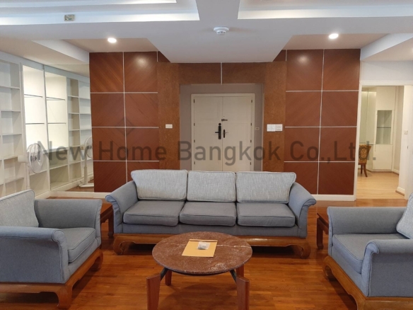 For Rent 3 bedroom spacious apartment Pet Friendly in Sukhumvit Soi 24